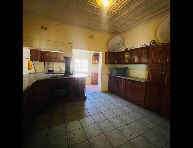 8 BEDROOM HOUSE FOR SALE IN BOKSBURG SOUTH